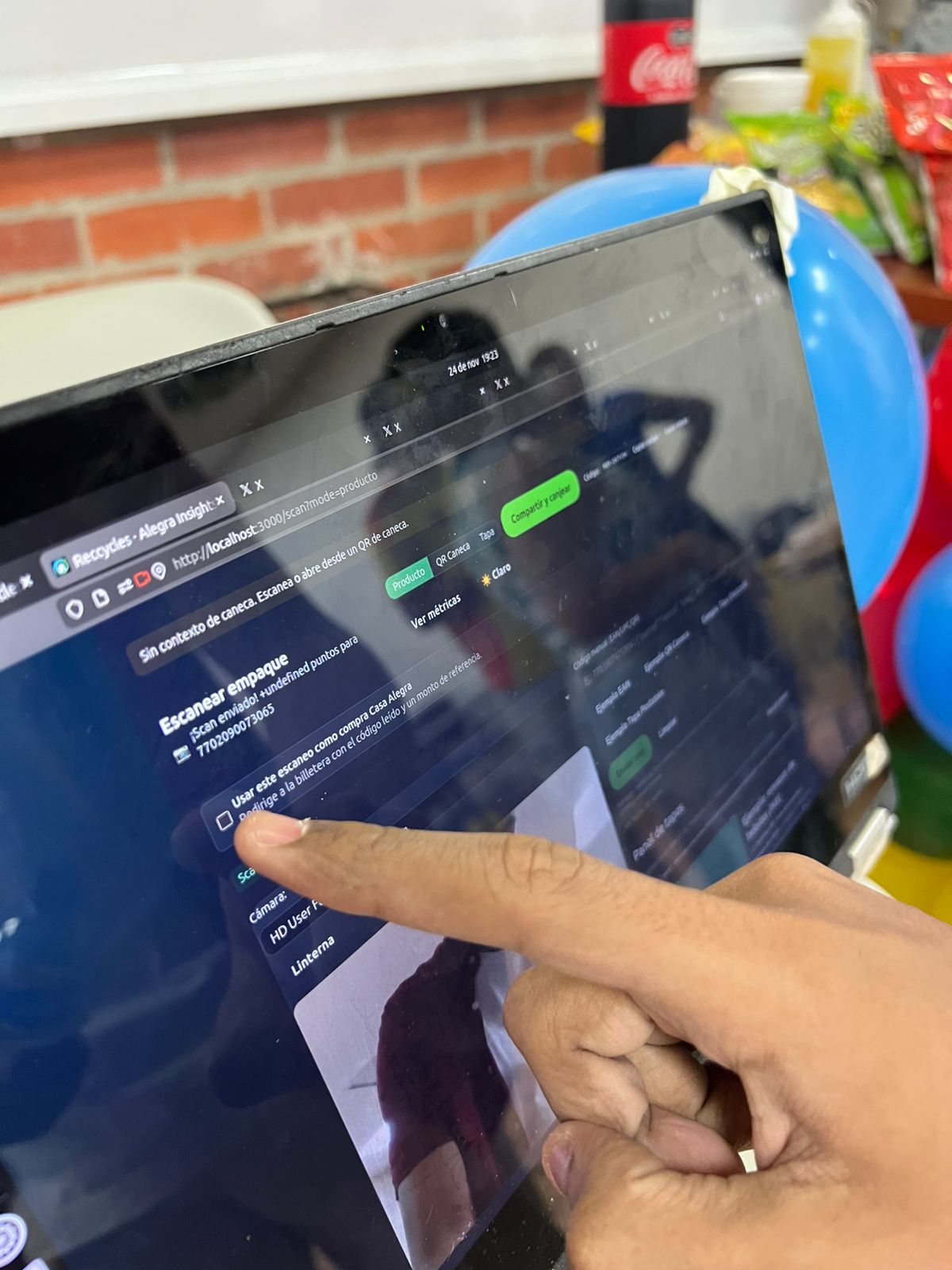 Estudiante escaneando un envase con Reccycles en un salón de clase